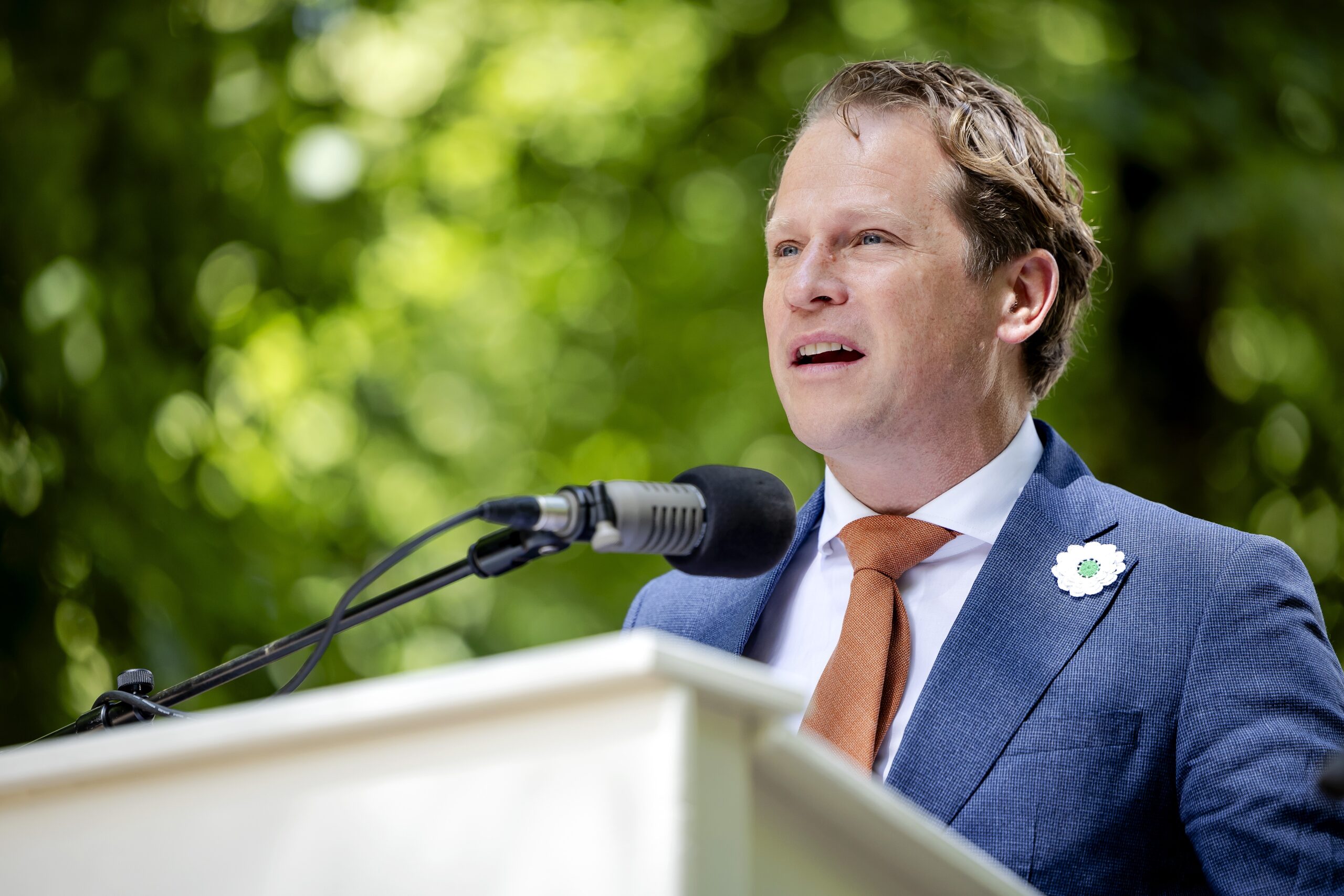 DEN HAAG - Staatssecretaris Gijs Tuinman van Defensie tijdens de 29e Nationale Herdenking Srebrenica op het Lange Voorhout. De genocide in Srebrenica in 1995 wordt gezien als de ernstigste oorlogsmisdaad in Europa na de Tweede Wereldoorlog. ANP ROBIN VAN LONKHUIJSEN