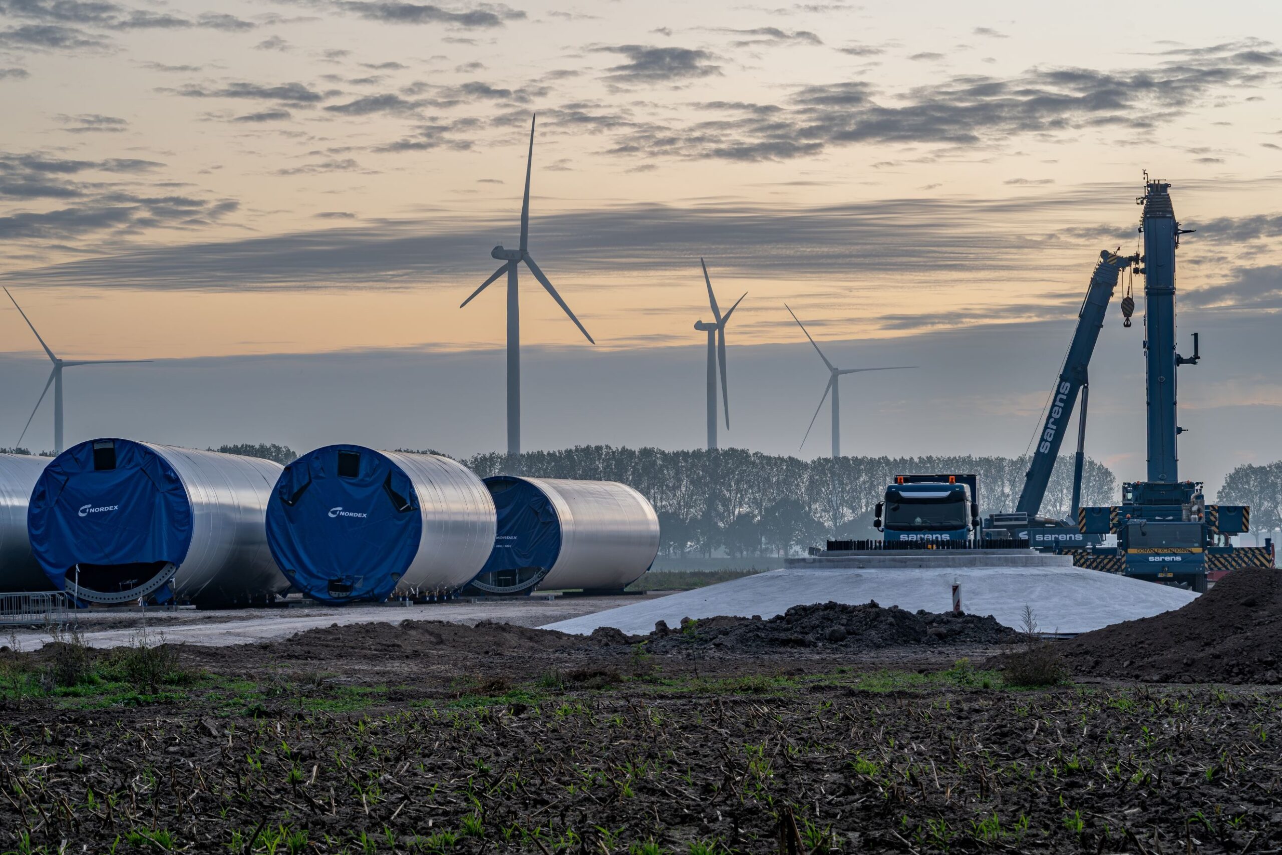 ANP-571746666-windturbines-LR